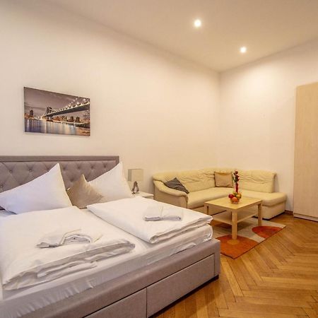 פראג Vojtesska Apartment By Ruterra מראה חיצוני תמונה