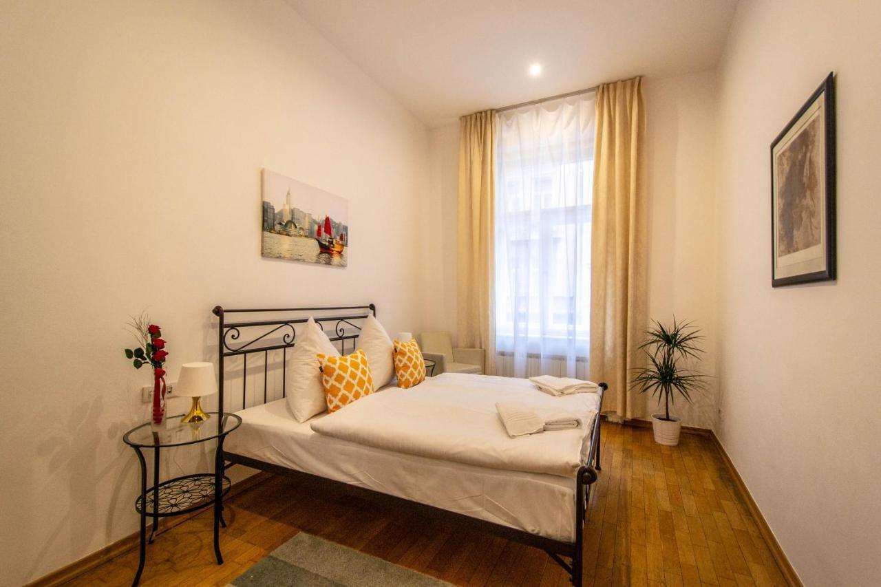 פראג Vojtesska Apartment By Ruterra מראה חיצוני תמונה