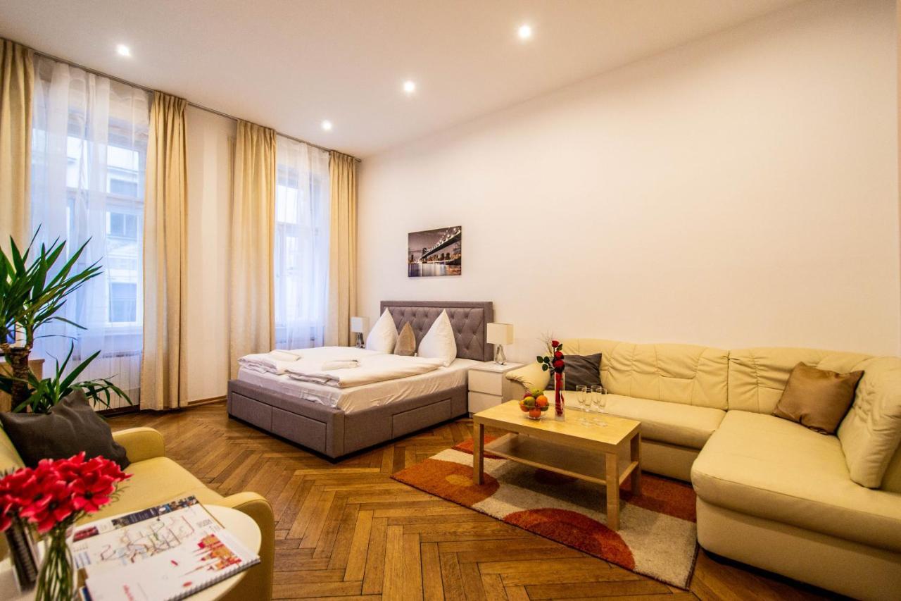 פראג Vojtesska Apartment By Ruterra מראה חיצוני תמונה