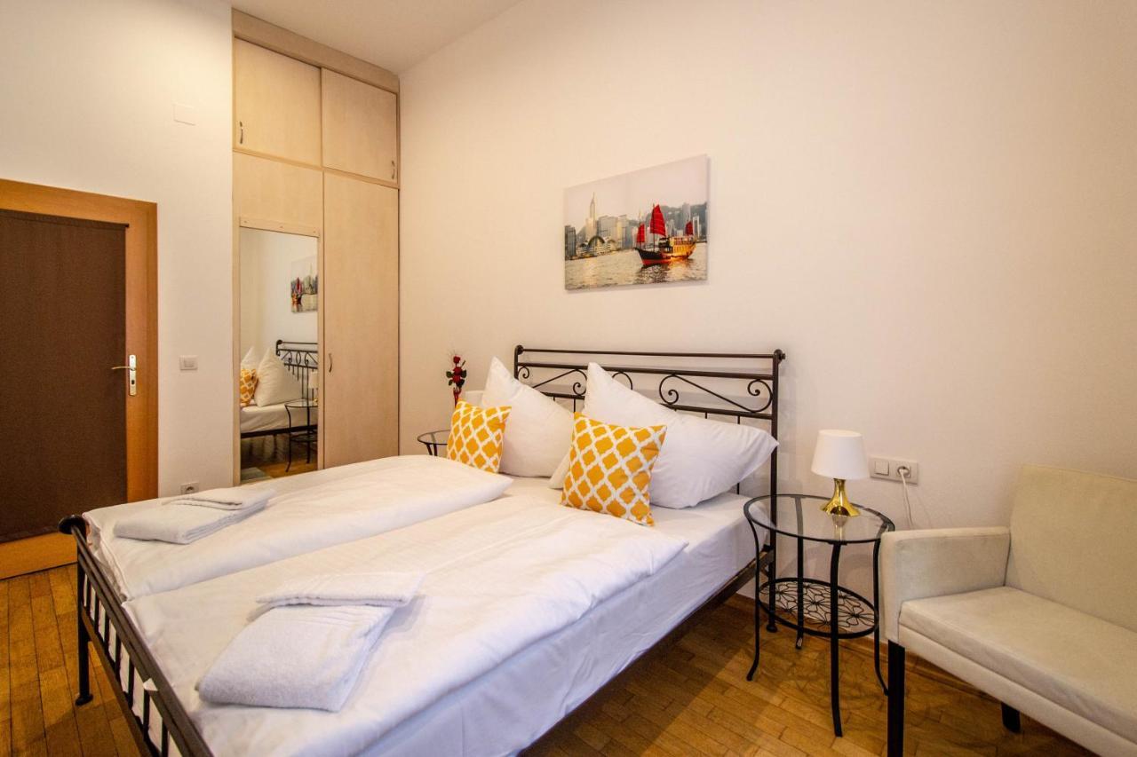 פראג Vojtesska Apartment By Ruterra מראה חיצוני תמונה