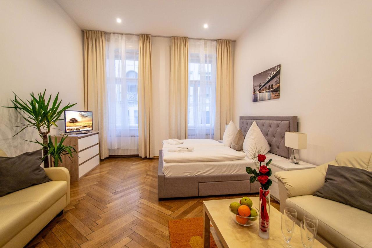 פראג Vojtesska Apartment By Ruterra מראה חיצוני תמונה